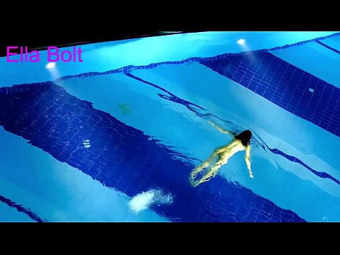 ❤️ Non podo deixar de mirar, unha moza loira que é sorprendida nadando espida na piscina do resort ELLA BOLT ❤️ Super porno en % gl.porn-milf300.ru % ️❤